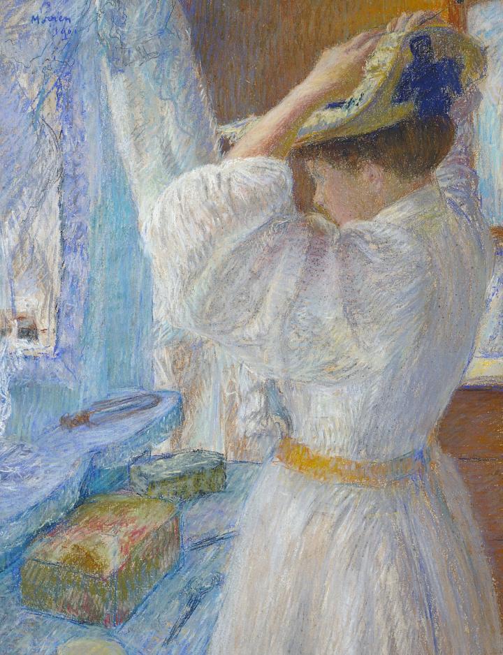 Femme épinglant son chapeau